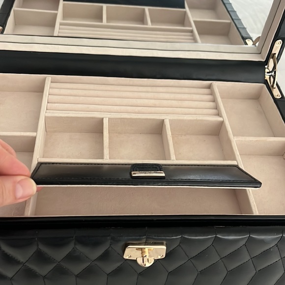 Wolf “Caroline” Large jewelry box quilted black leather - Picture 5 of 9
